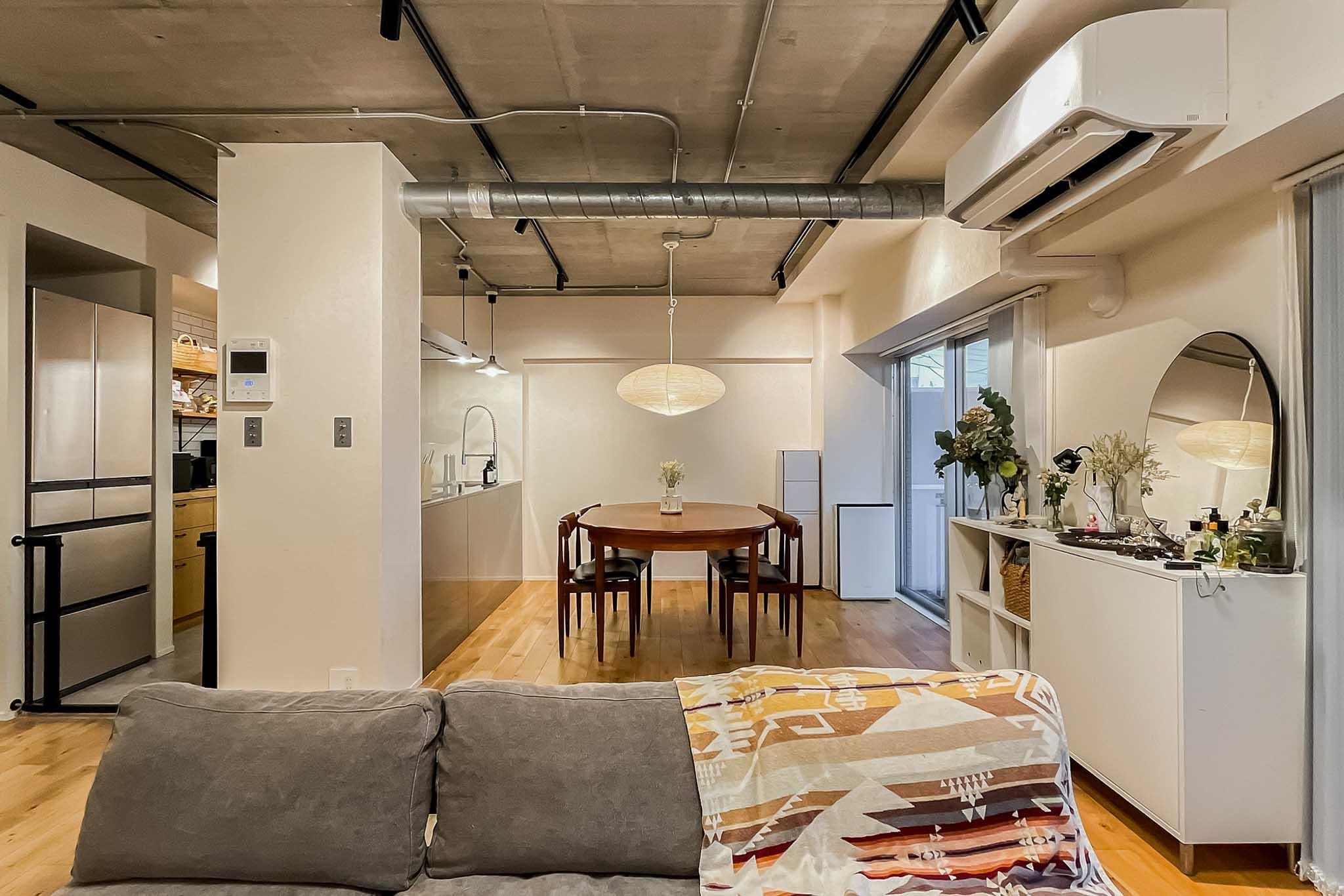 新宿区上落合の売買物件/天井は抜いて高さを確保。床は無垢フローリングでナチュラルな雰囲気に