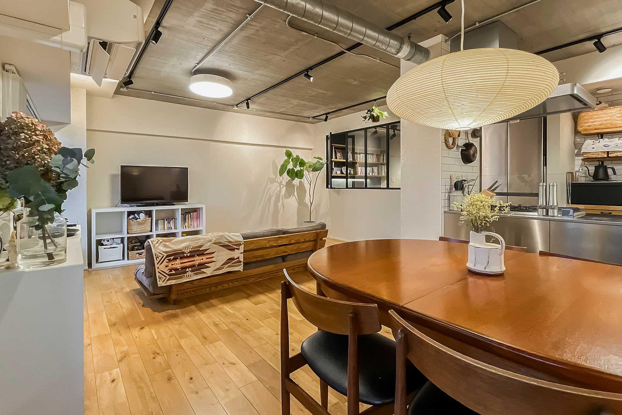 新宿区上落合の売買物件/むき出しの天井にはライティングレール設置済み