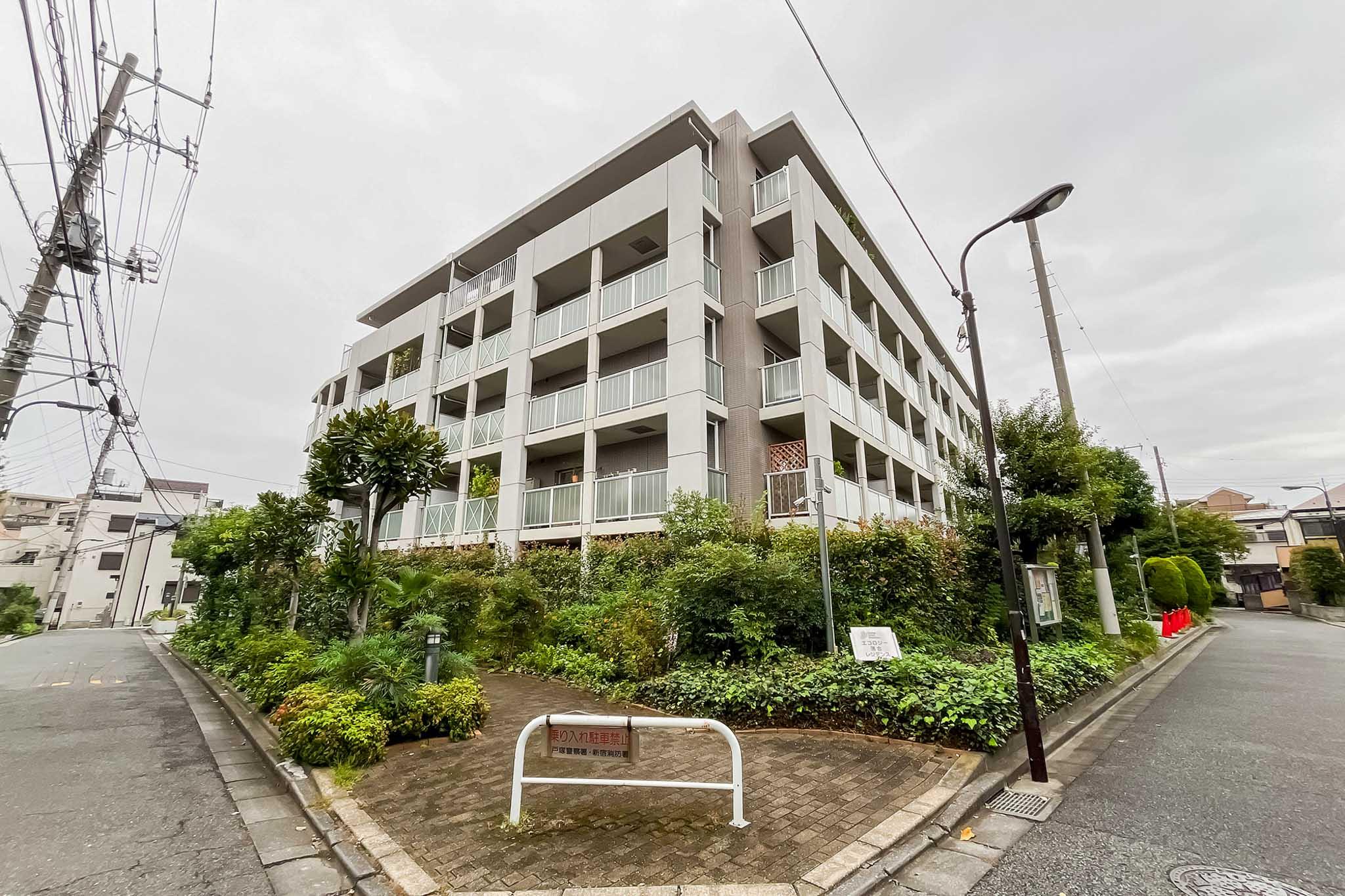 新宿区上落合の売買物件/植栽に囲まれたマンション