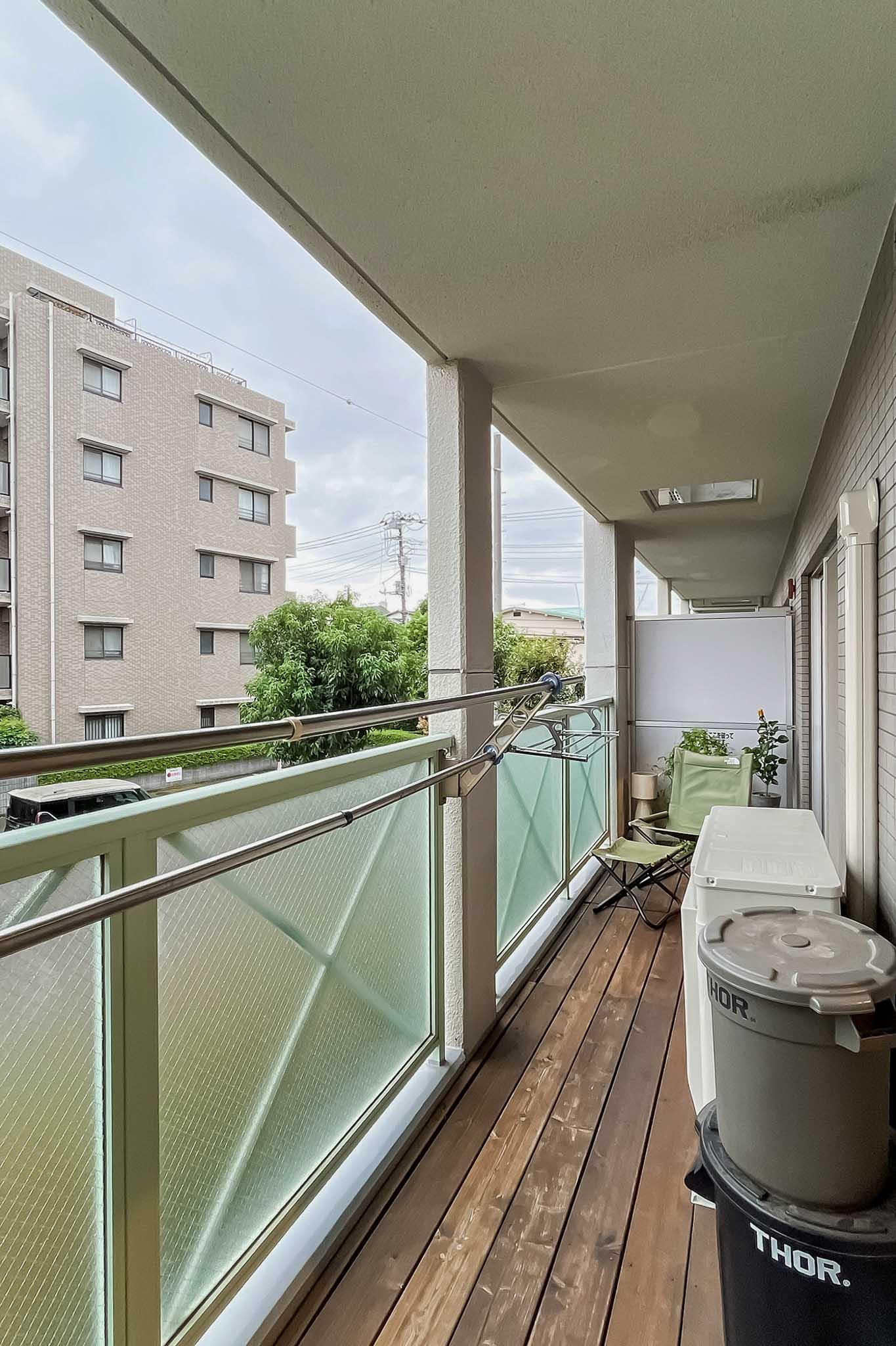 新宿区上落合の売買物件/ベランダ。手すり部分がすりガラスになっているので、外でくつろぐこともできそう