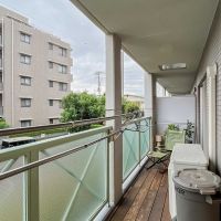 新宿区上落合の売買物件/ベランダ。手すり部分がすりガラスになっているので、外でくつろぐこともできそう