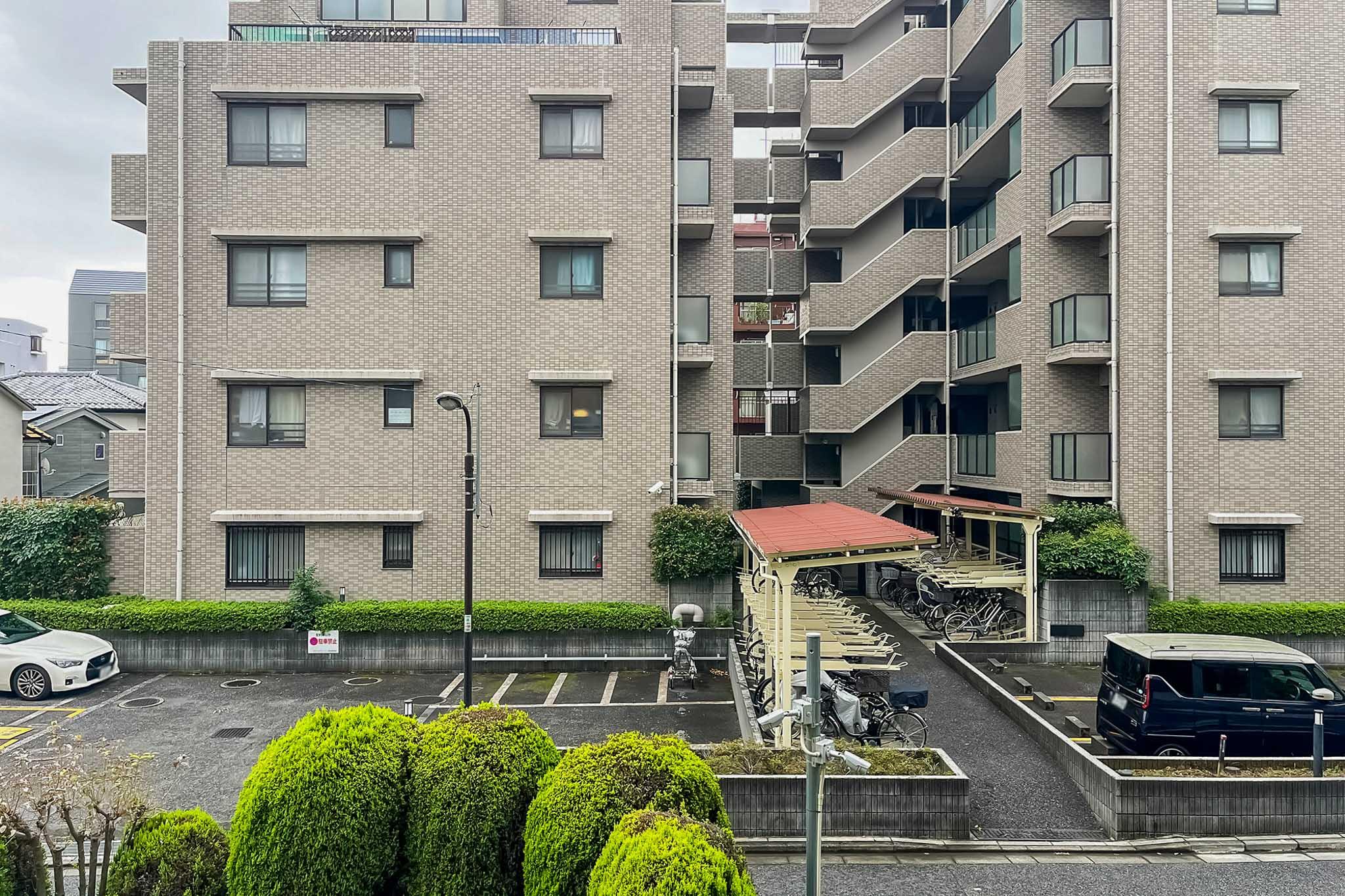 新宿区上落合の売買物件/ベランダからの景色。ちょうど目の前が駐車場なので、建物の圧迫感はなく、自然光も入ってきます