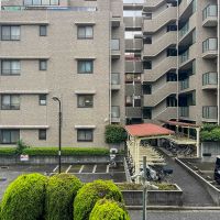 新宿区上落合の売買物件/ベランダからの景色。ちょうど目の前が駐車場なので、建物の圧迫感はなく、自然光も入ってきます
