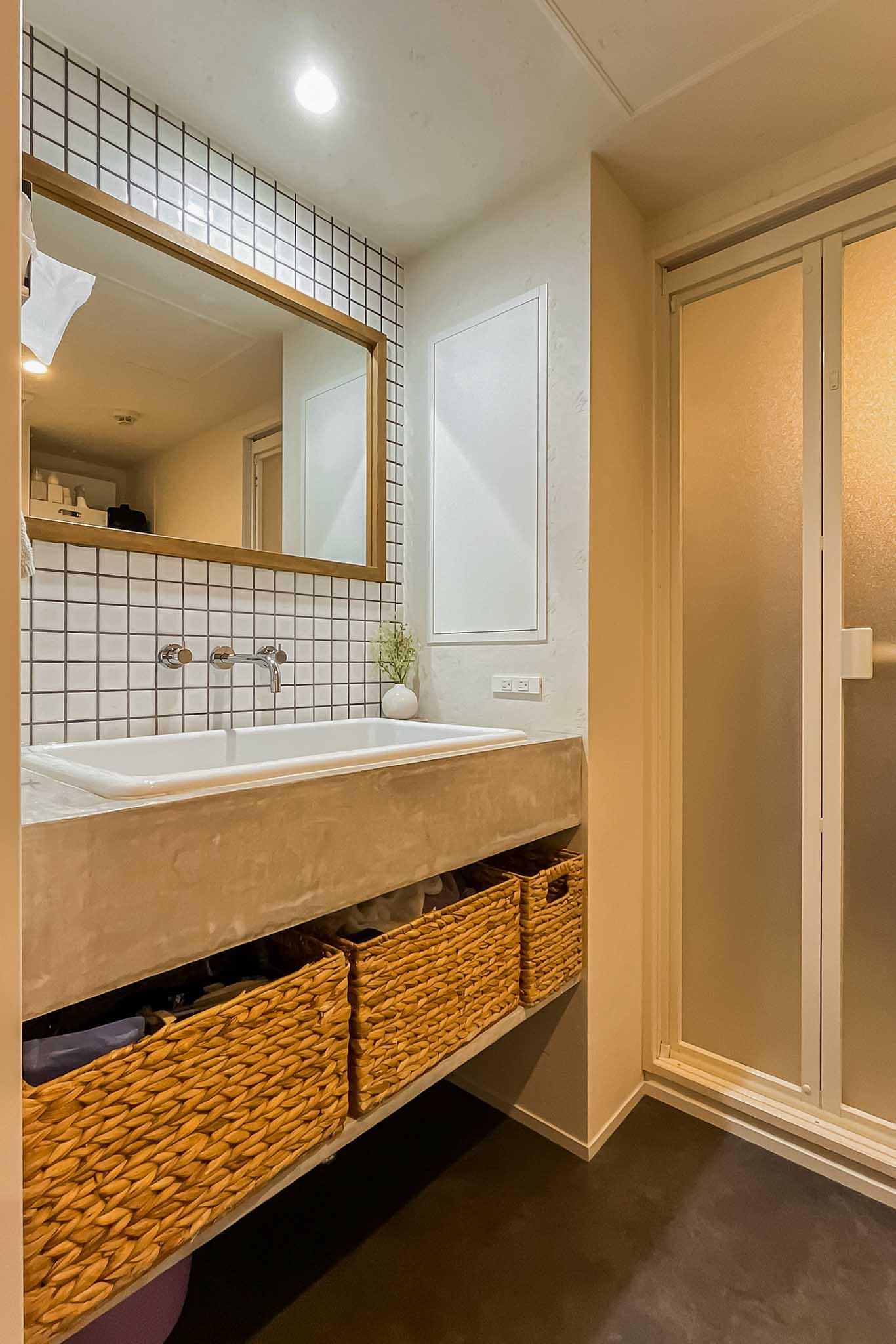 新宿区上落合の売買物件/洗面室。洗面台の背面に洗濯機置き場があります