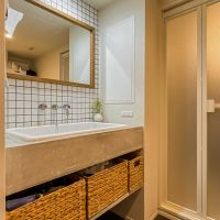 新宿区上落合の売買物件/洗面室。洗面台の背面に洗濯機置き場があります