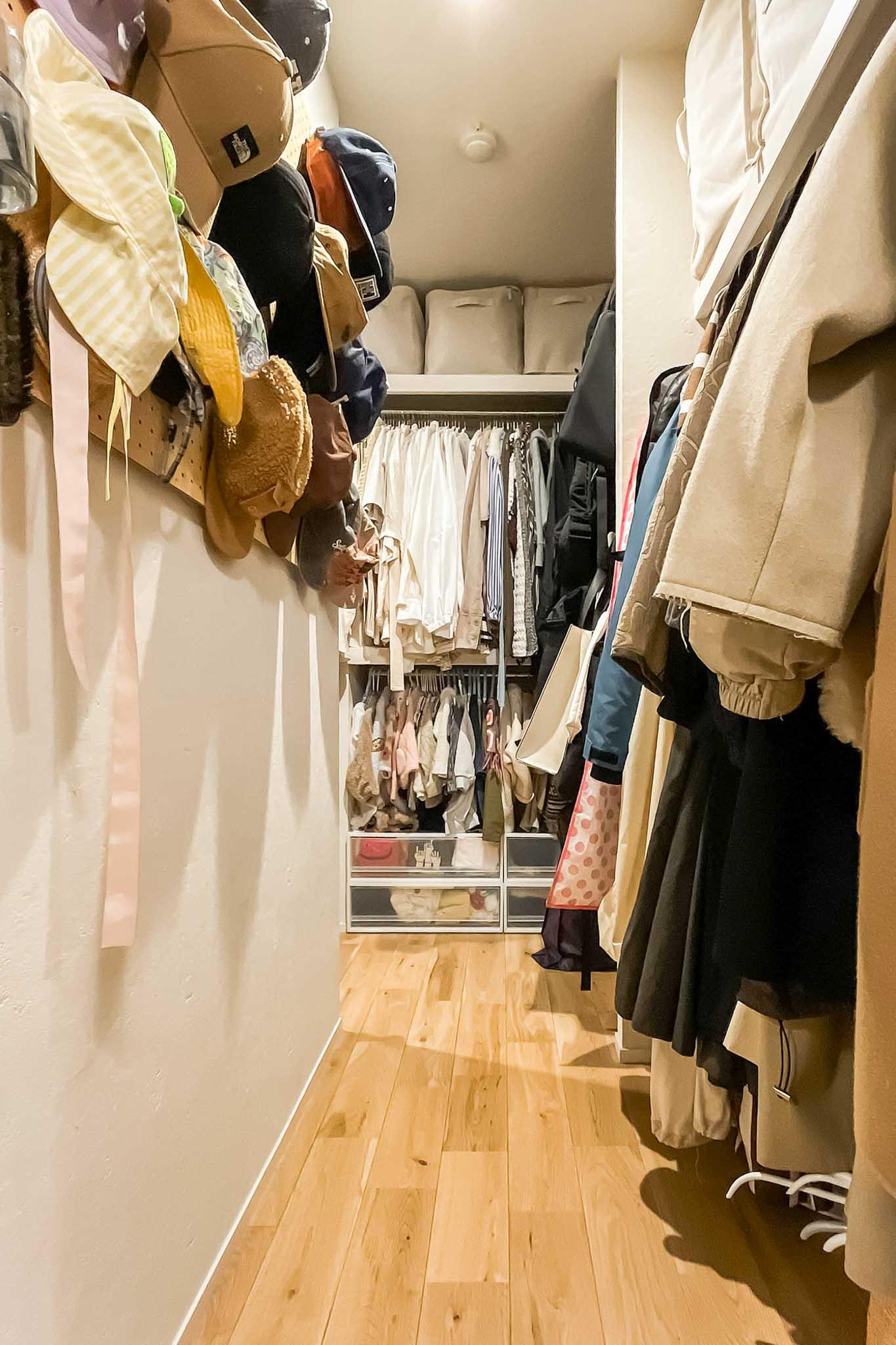 新宿区上落合の売買物件/ウォークインクローゼット。T字型にたくさん収納できる