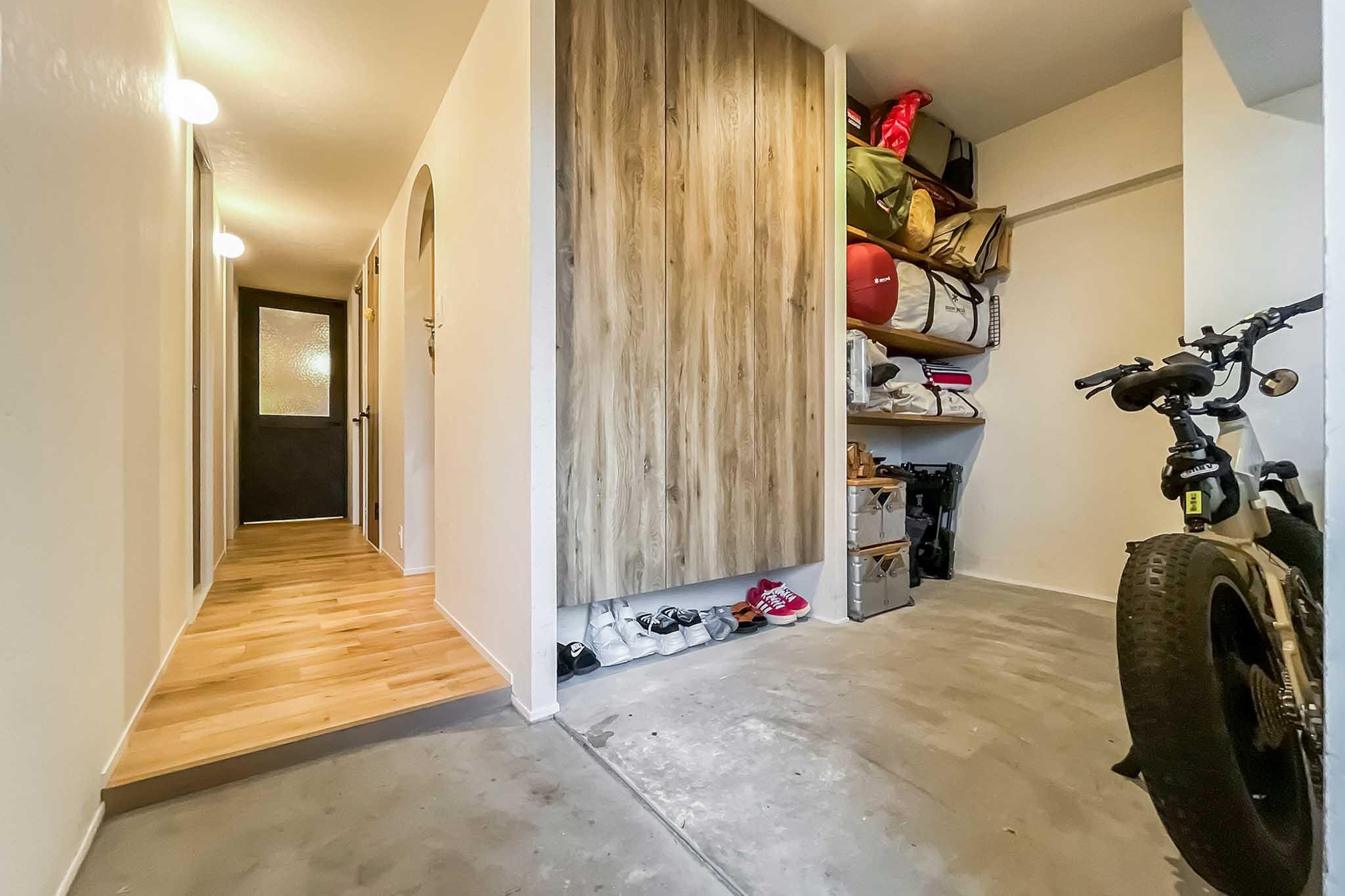 新宿区上落合の売買物件/玄関の土間収納。アクティビティグッズ等、外で使うものはここに収納しておくと良さそう