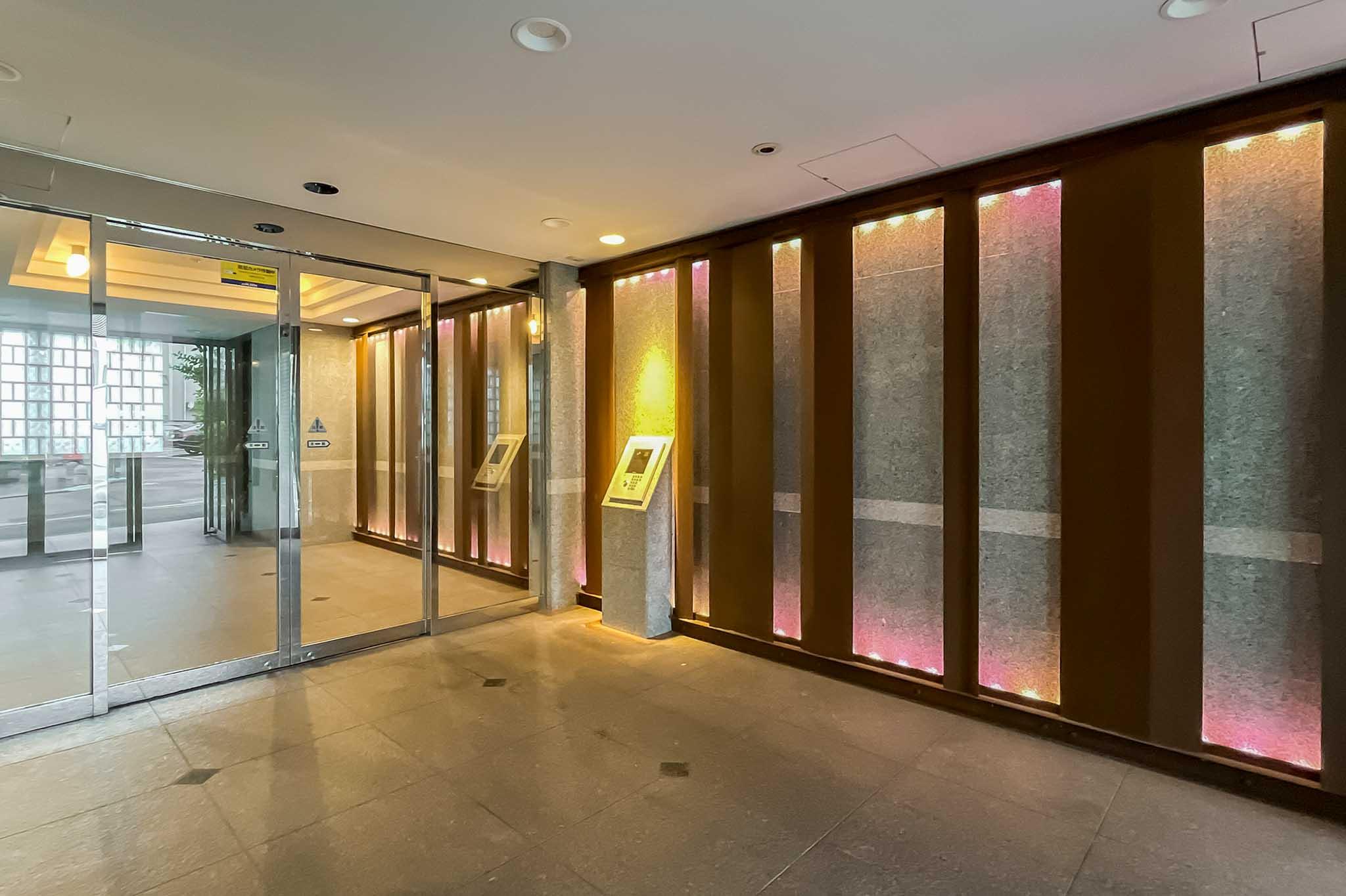 新宿区上落合の売買物件/エントランス。オートロック付き、宅配ボックスもあります