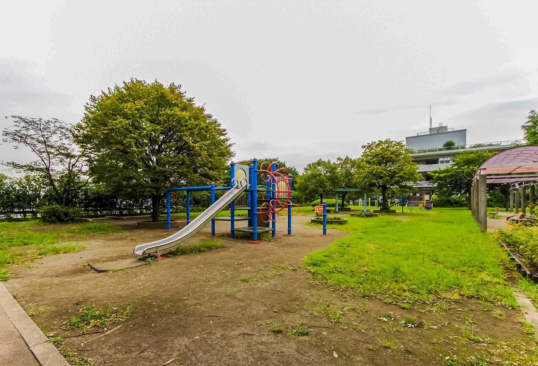 新宿区上落合の売買物件/ドッグランがある「落合中央公園」