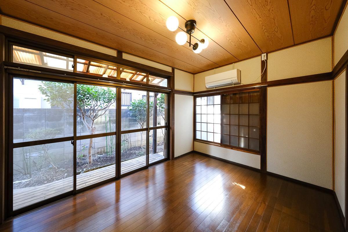 世田谷区上祖師谷の賃貸物件/約6畳の洋室。周囲を建物に囲まれているものの、窓が多くふわっと光が入ってくる