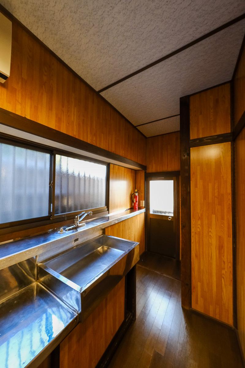 世田谷区上祖師谷の賃貸物件/台所には昔ながらの勝手口あり