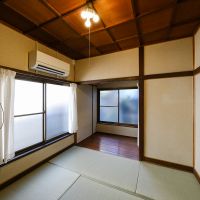 世田谷区上祖師谷の賃貸物件/玄関を入ってすぐ左側の4.5畳ほどの和室