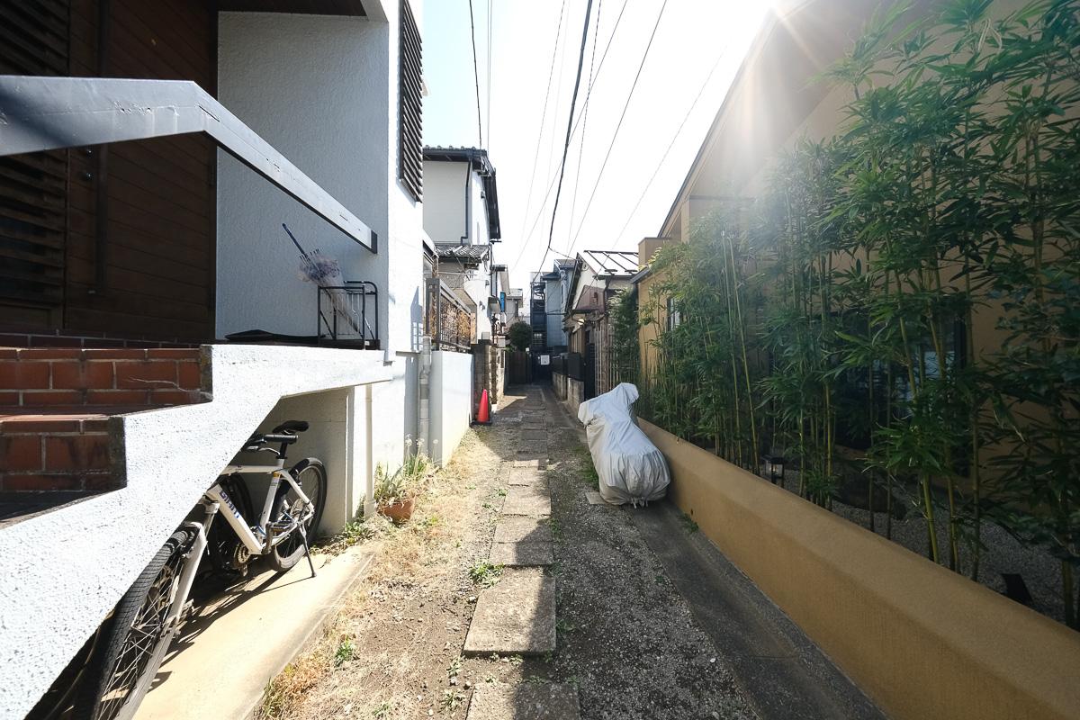 世田谷区上祖師谷の賃貸物件/この細い路地の奥に今回の戸建があります