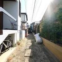 世田谷区上祖師谷の賃貸物件/この細い路地の奥に今回の戸建があります