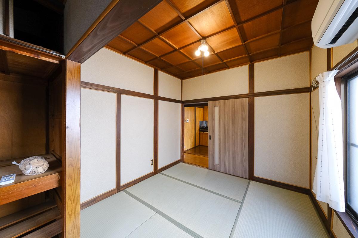 世田谷区上祖師谷の賃貸物件/玄関を入ってすぐ左側の4.5畳ほどの和室