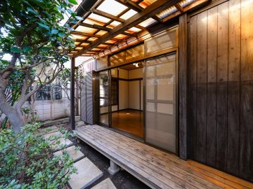 世田谷区上祖師谷の賃貸物件/のんびりと縁側にて