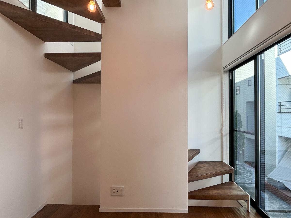 江戸川区西瑞江の賃貸物件/立体的な階段がアクセントになってくれています