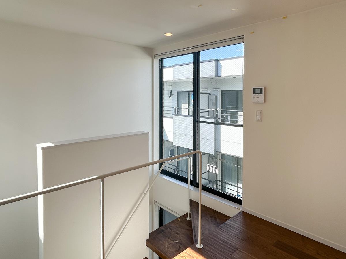 江戸川区西瑞江の賃貸物件/3階は２面の窓のため、燦々と光がフロアに注ぎ込みます。