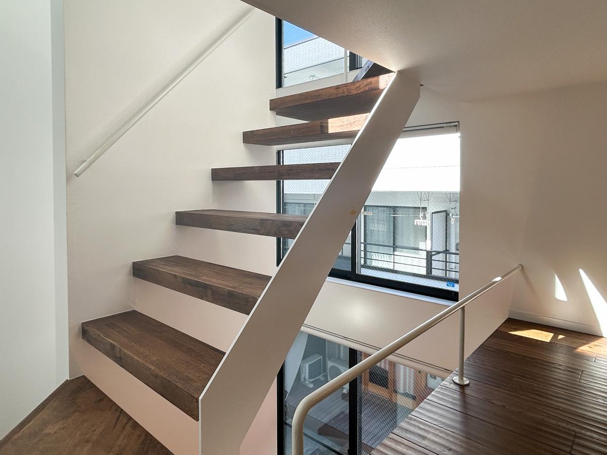 江戸川区西瑞江の賃貸物件/最上階からロフトへ降りる階段