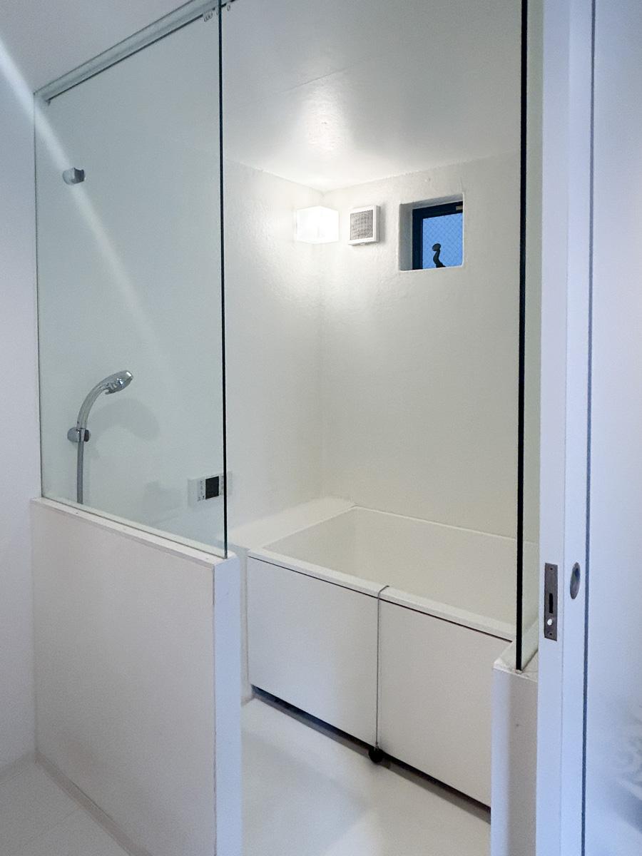 江戸川区西瑞江の賃貸物件/むかいにバスルームがあります。窓により閉塞感を感じさせないつくり