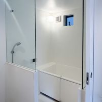 江戸川区西瑞江の賃貸物件/むかいにバスルームがあります。窓により閉塞感を感じさせないつくり