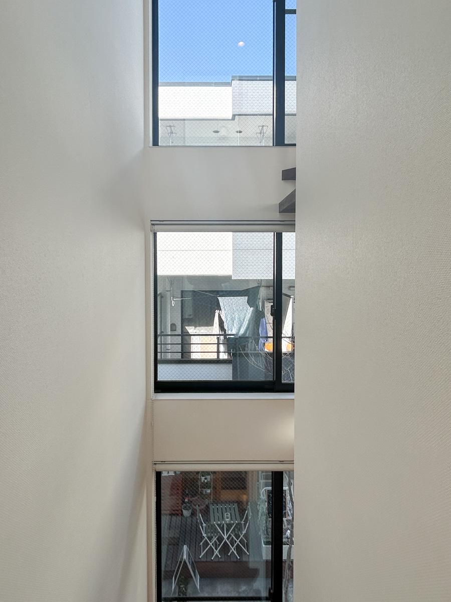 江戸川区西瑞江の賃貸物件/吹き抜けとなっている階段スペースはダイナミックに窓が配置されていて開放的