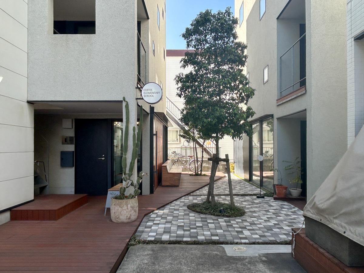 江戸川区西瑞江の賃貸物件/建物奥にはコーヒーショップが