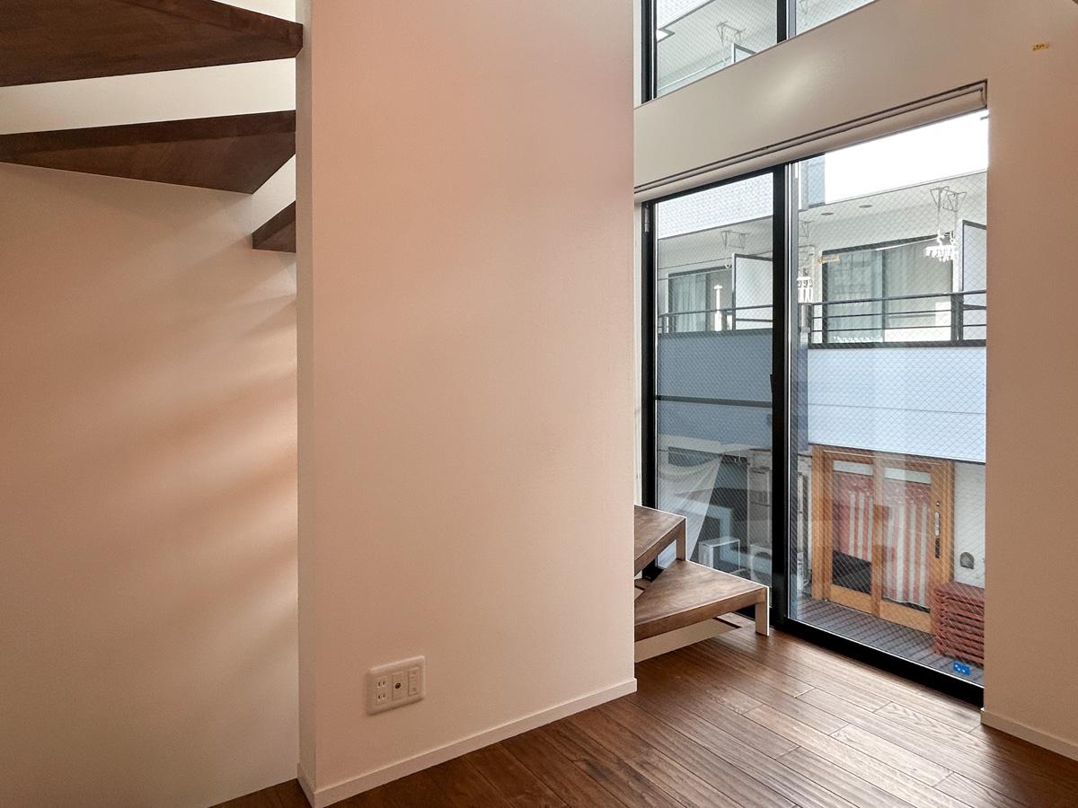 江戸川区西瑞江の賃貸物件/ロフトから2階へ降りる階段