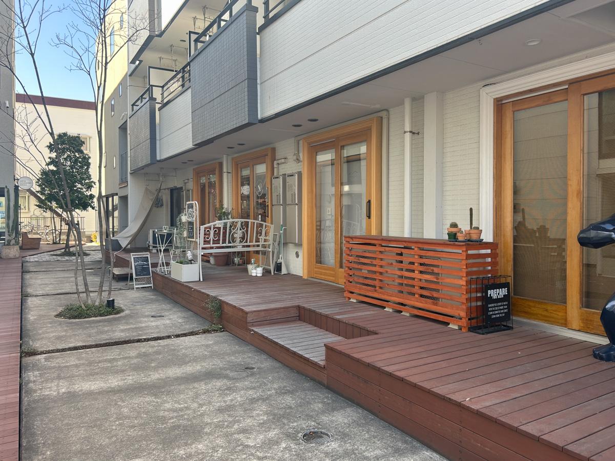 江戸川区西瑞江の賃貸物件/部屋の向かいにはベーカリや美容室といった店舗が並んでいます