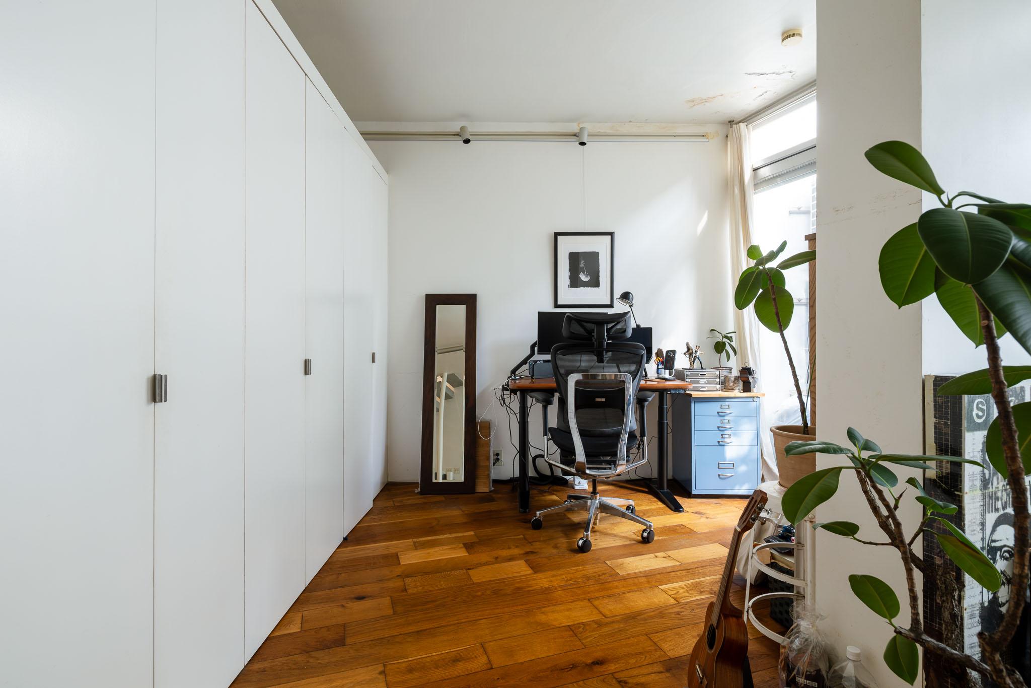 世田谷区上馬の売買物件/ドライエリアが広く設けられているため、窓際はよく光が入る