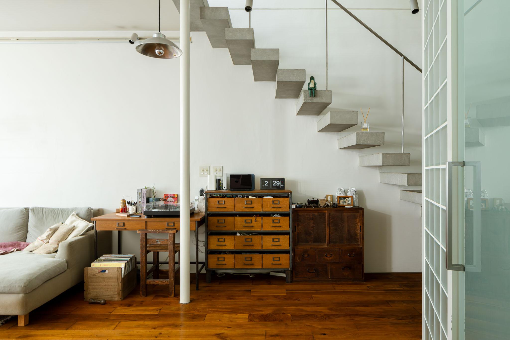 世田谷区上馬の売買物件/宙に浮いているようなコンクリートの階段がクール