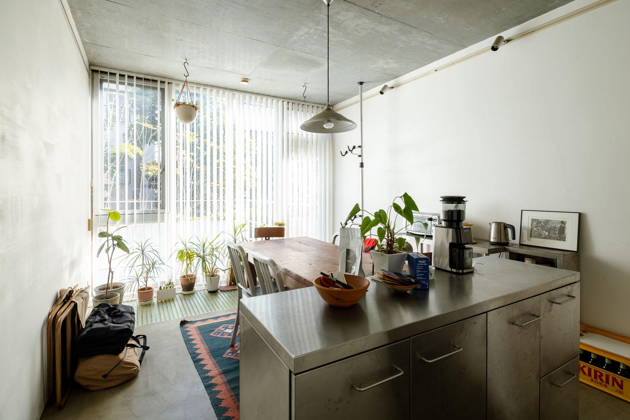 世田谷区上馬の売買物件/1階のダイニングキッチン。床はモルタル土間仕上げでカフェのような雰囲気