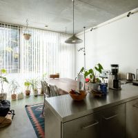 世田谷区上馬の売買物件/1階のダイニングキッチン。床はモルタル土間仕上げでカフェのような雰囲気