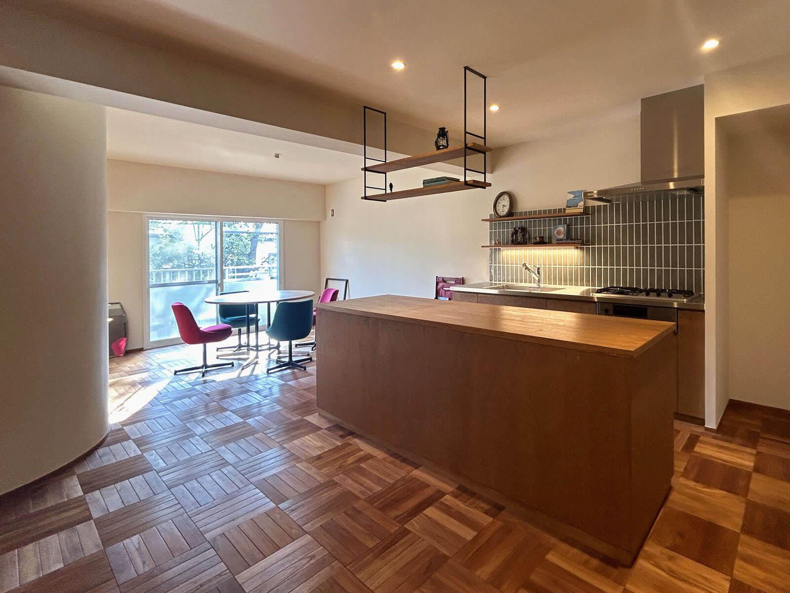 調布市国領町の売買物件/キッチンの先に窓際の日だまりコーナー