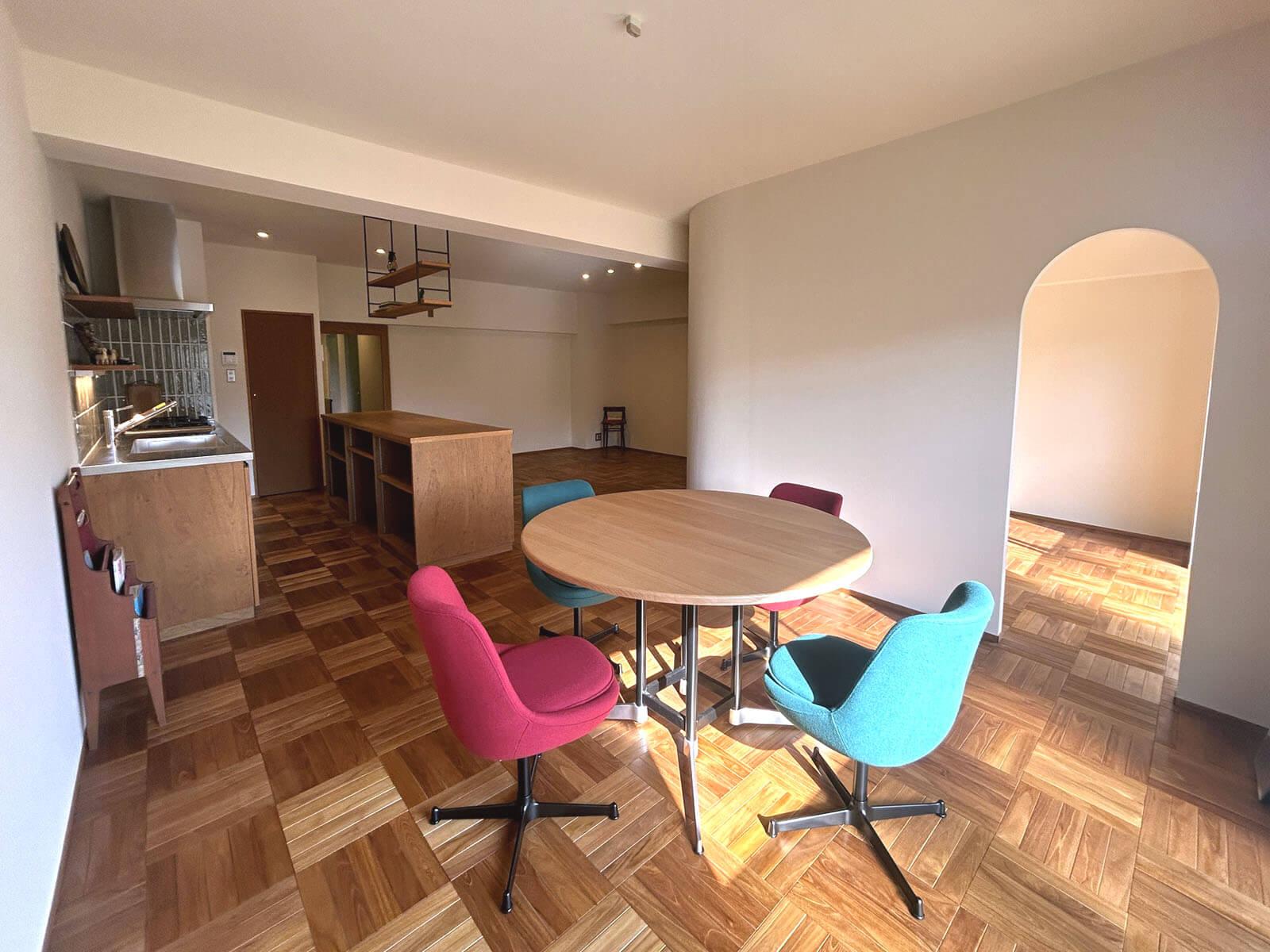 調布市国領町の売買物件/リビングと隣り合う個室はアーチ状の入口から