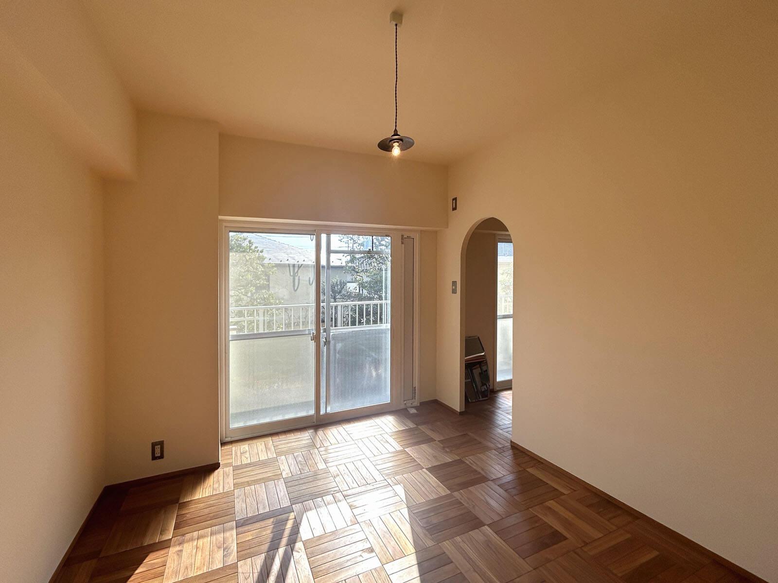 調布市国領町の売買物件/明るさを生かし日中過ごす書斎や子どもの遊び場にも