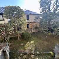 調布市国領町の売買物件/バルコニーから土の庭と木々を見下ろす平和な眺め