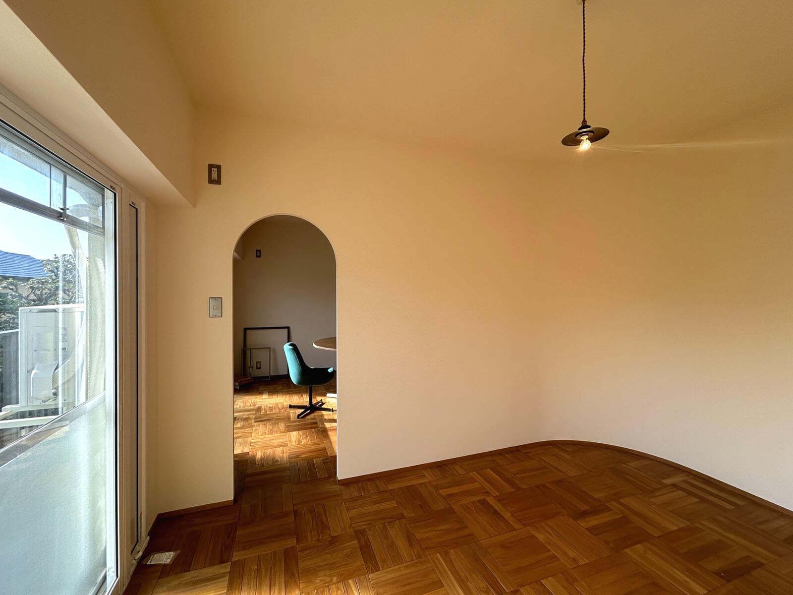 調布市国領町の売買物件/入口と壁にＲを効かせたわいい部屋