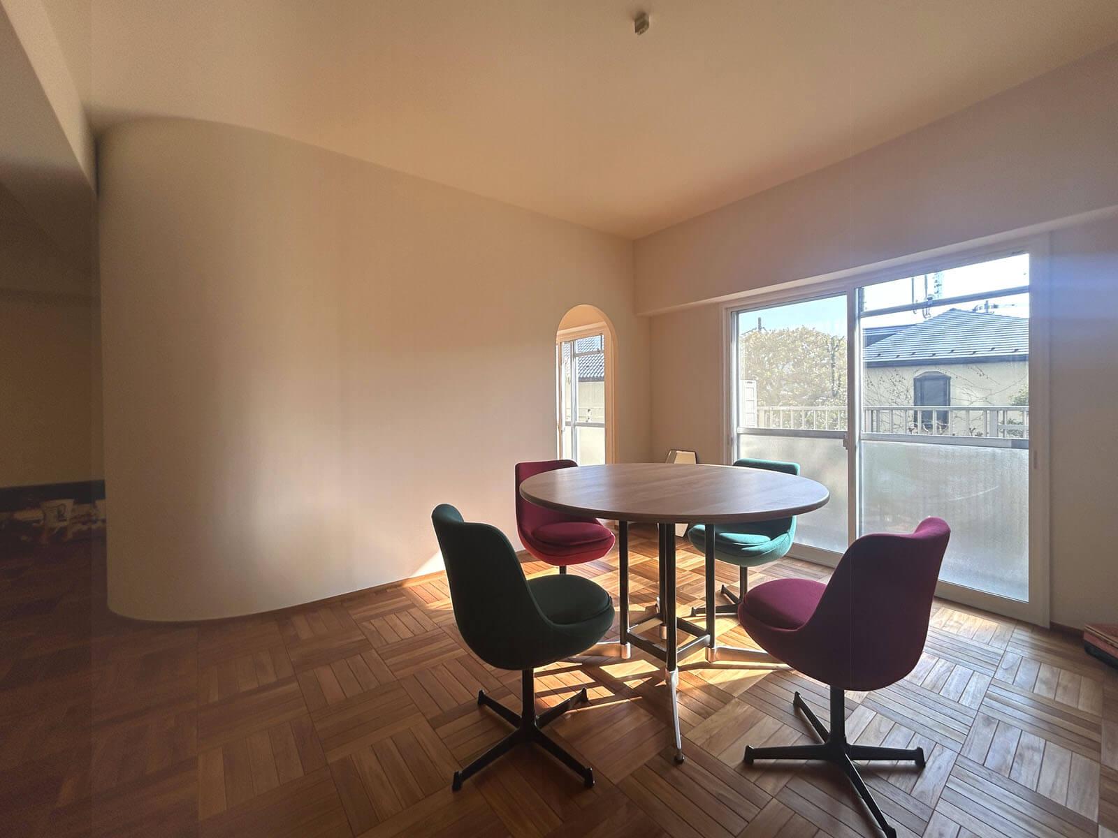 調布市国領町の売買物件/Ｒの壁がやわらかな雰囲気を醸しています