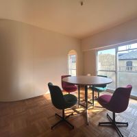 調布市国領町の売買物件/Ｒの壁がやわらかな雰囲気を醸しています