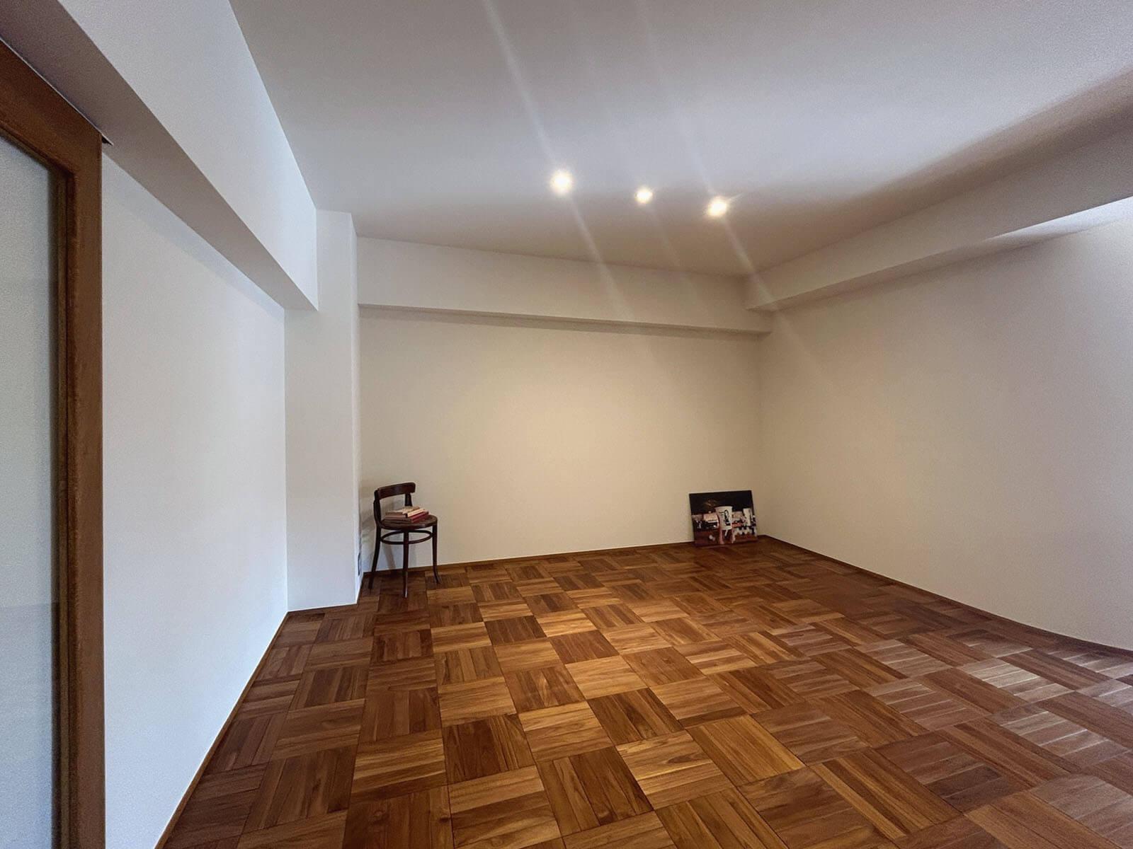 調布市国領町の売買物件/窓際が光のコーナーならこちらは陰のコーナー、ソファに体を預けて映画や読書に耽りたくなるこの場所はプロジェクターの映写にもちょうどよさそう