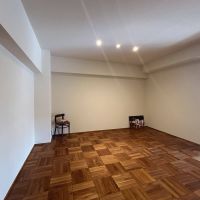 調布市国領町の売買物件/窓際が光のコーナーならこちらは陰のコーナー、ソファに体を預けて映画や読書に耽りたくなるこの場所はプロジェクターの映写にもちょうどよさそう