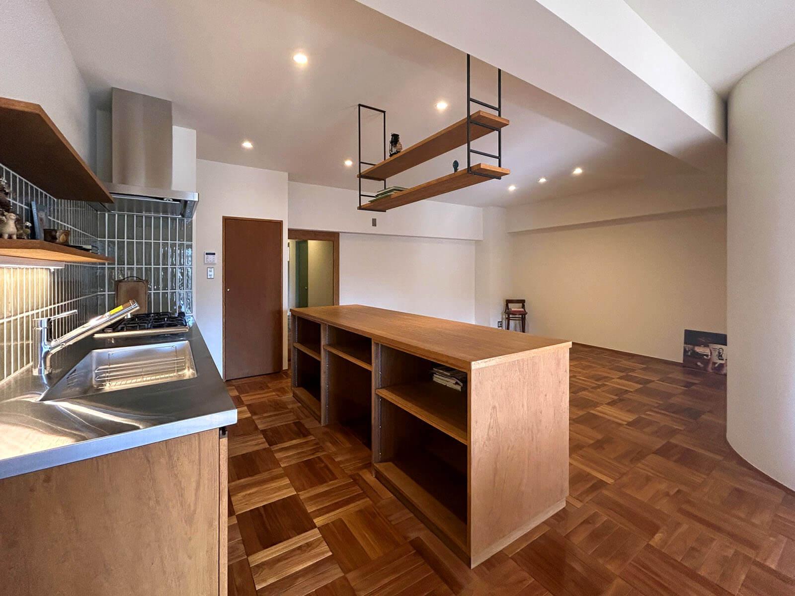 調布市国領町の売買物件/Ｒの壁を伝ってＬ字のリビングはさらに奥へと続き