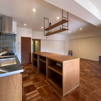 調布市国領町の売買物件/Ｒの壁を伝ってＬ字のリビングはさらに奥へと続き