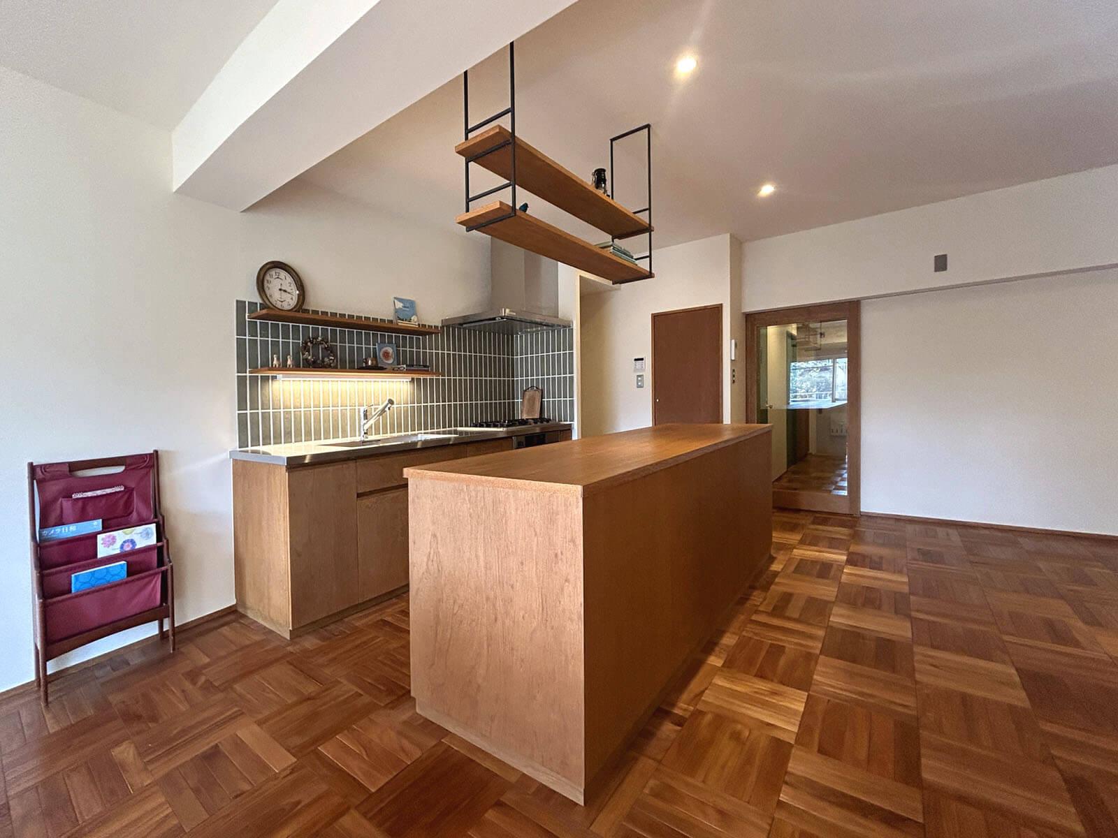 調布市国領町の売買物件/2つのコーナーを繋ぐキッチン、カウンターで即席のカフェやバーが始まりそうです