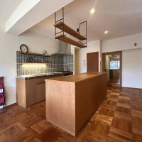 調布市国領町の売買物件/2つのコーナーを繋ぐキッチン、カウンターで即席のカフェやバーが始まりそうです