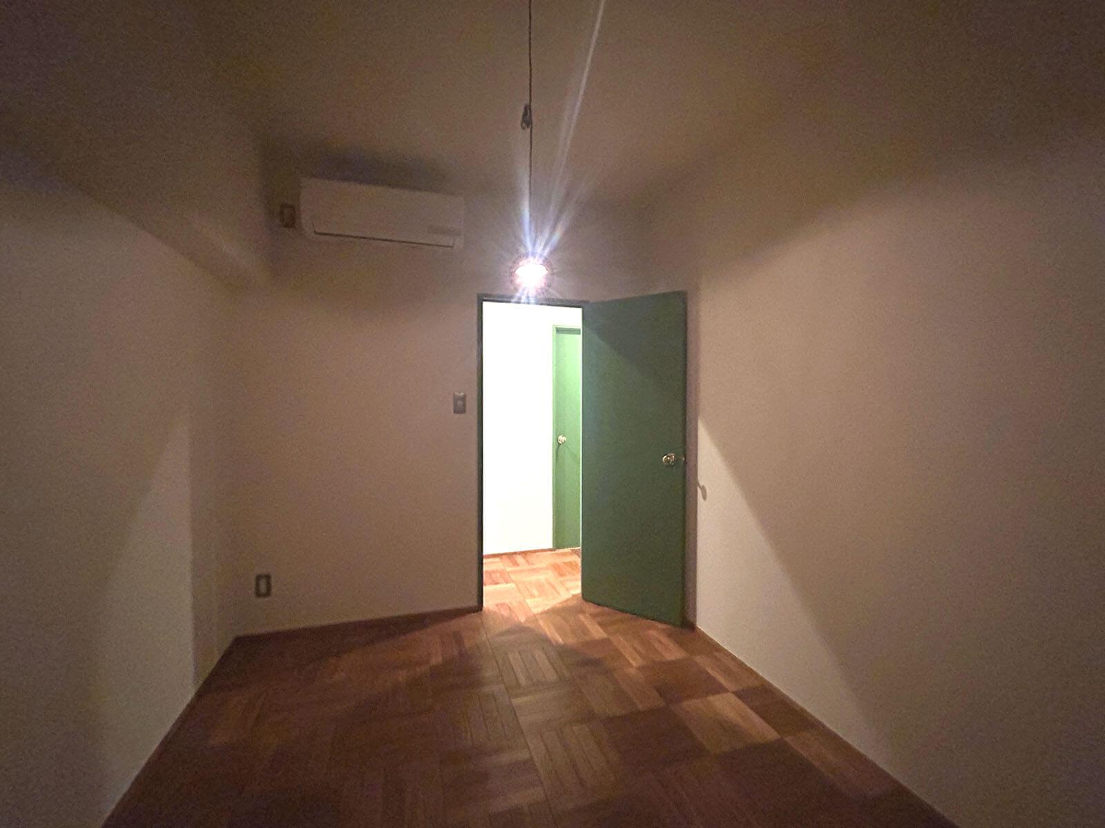 調布市国領町の売買物件/窓がないこの部屋は光を嫌う物品の保管やクローゼットに使うか、実はぐっすり眠るのにも適しているかもしれません