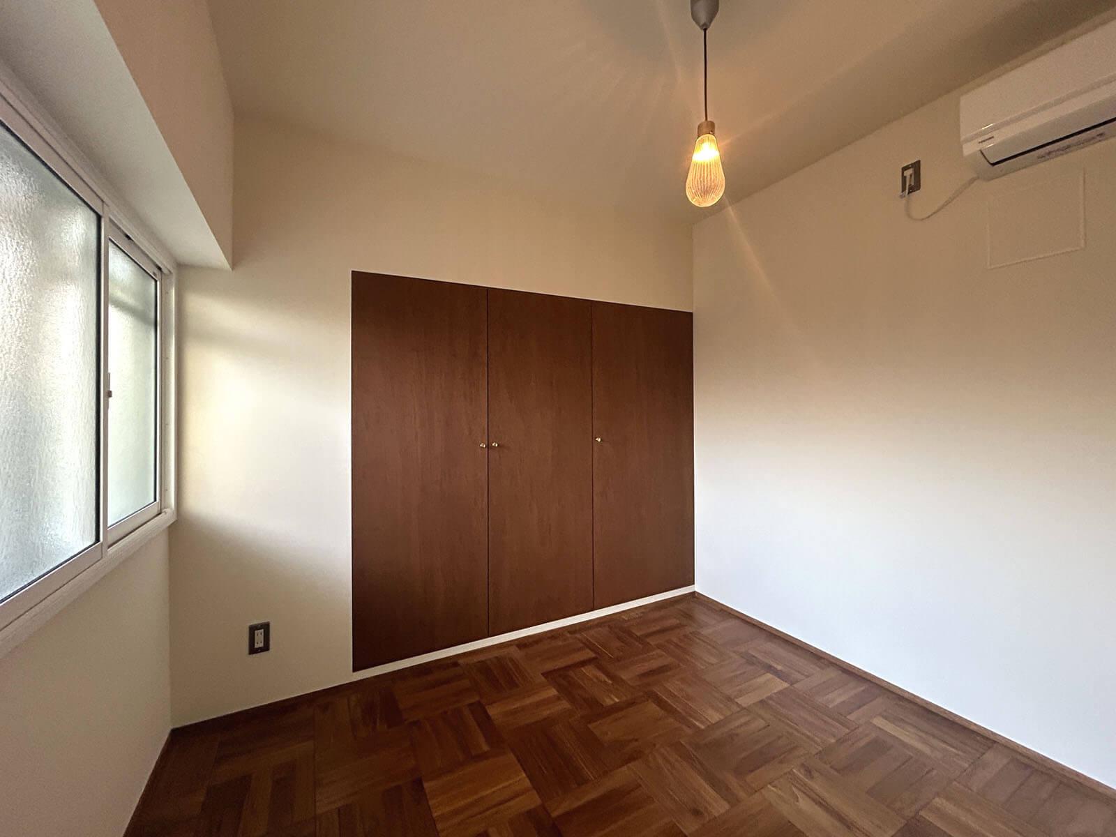 調布市国領町の売買物件/玄関横の個室、クローゼットの扉が大きいので開閉スペースを空けるとベッド1台を置くだけになってしまいそう