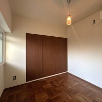 調布市国領町の売買物件/玄関横の個室、クローゼットの扉が大きいので開閉スペースを空けるとベッド1台を置くだけになってしまいそう