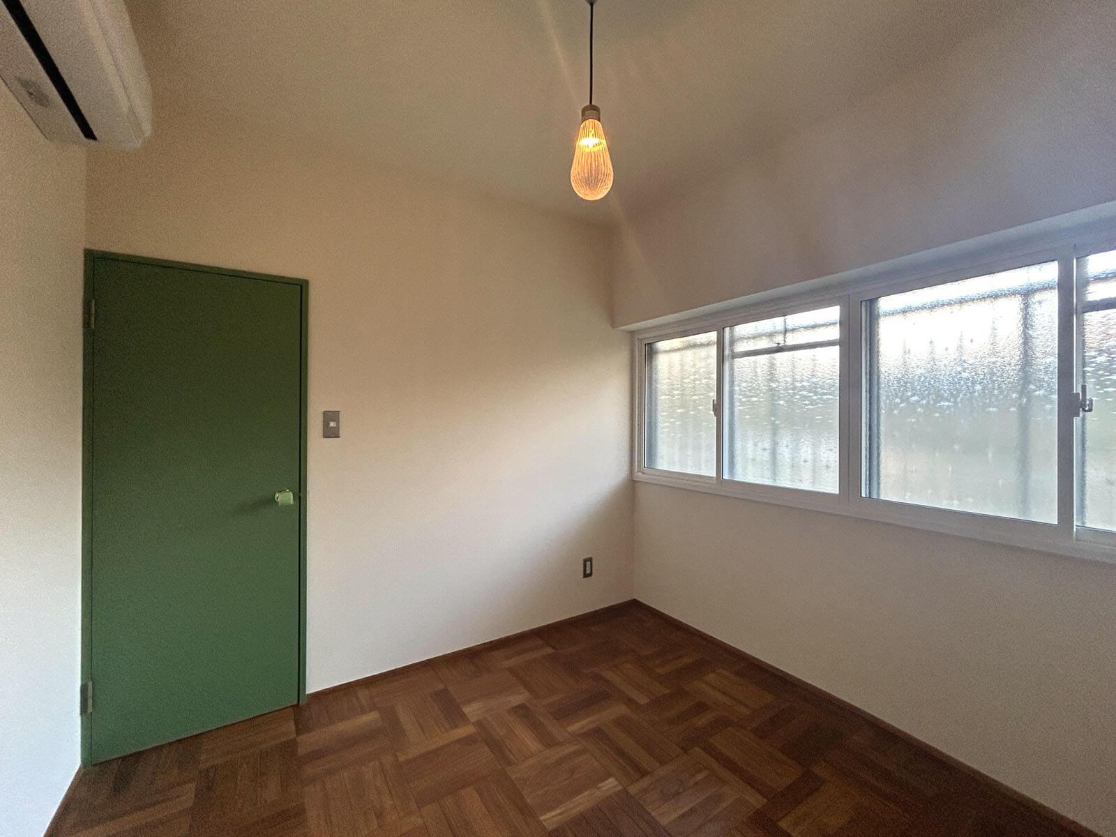 調布市国領町の売買物件/共用廊下に面した窓も二重サッシで断熱性がアップしているはず